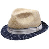Trilby mit Kopfteil aus hellem Stroh, Krempe aus dunkelblauem Stoff mit Muster, weisses Hutband
