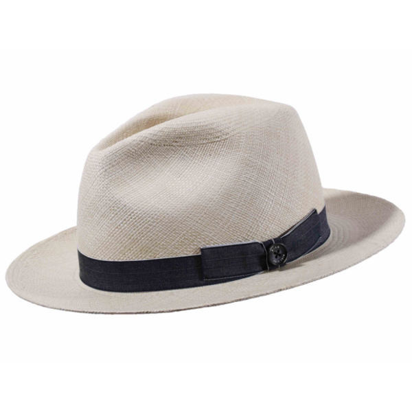 Elegante Fedora mit langem, schmalem Einschlag. Hutband aus Jeansstoff. Panamahut aus weissem Stroh.