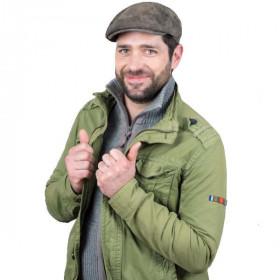 Mann mit Ledermütze