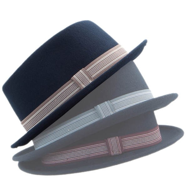 Drei Pork Pie Hüte "Elijah" aus blauem Wollfilz mit Garnitur in Beige, Grau und Bordeaux, jeweils mit feinen, weissen Streifen.