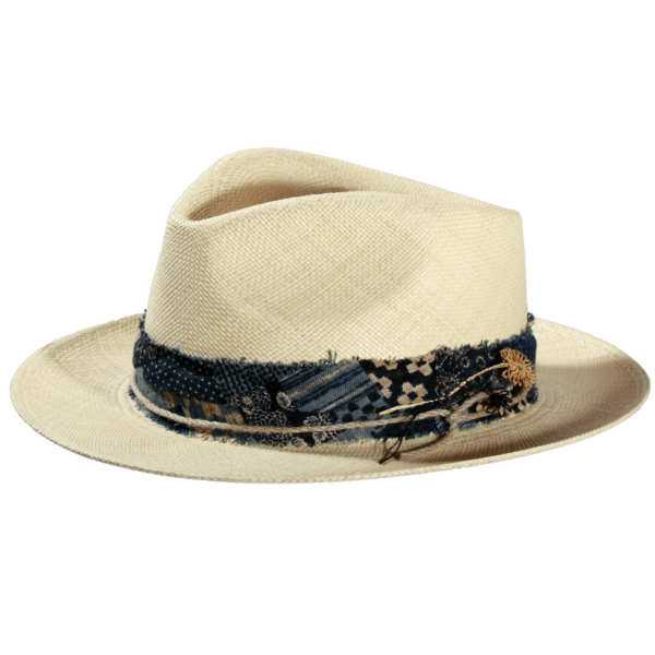 Naturfarbener Panamahut mit breiter Krempe und breitem Hutband aus Stoff