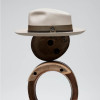 Bogart Herrenhut aus feinstem Cashmere Filz mit grauem Hutband. Farbe Hellbeige. Ausgestellt auf Hutform.