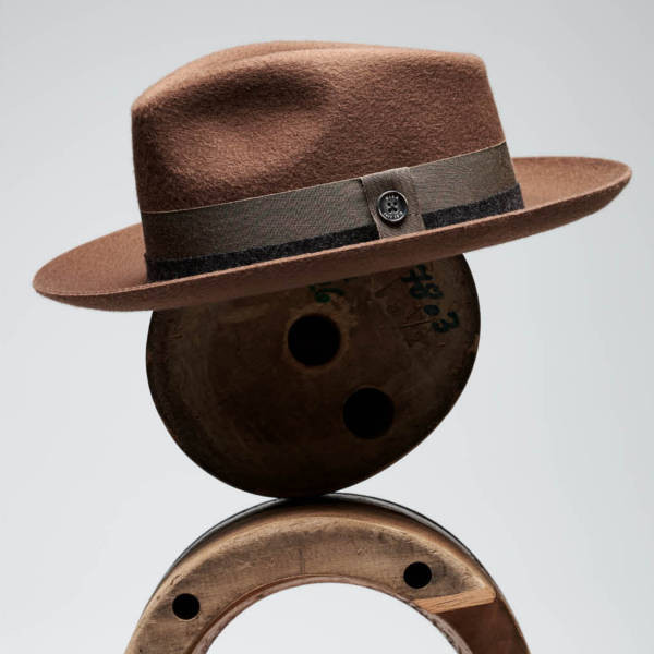 Bogart Herrenhut aus feinstem Cashmere Filz mit grauem Hutband. Farbe Braun. Ausgestellt auf Hutform.