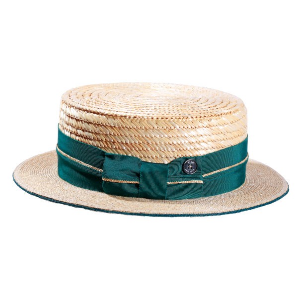 Boater Hut aus breiten Strohborten am Kopf und feinen Strohborten an der Krempe. Grünes Hutband.