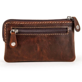 Braunes Schlüsseletui mit kleiner Reisverschlusstasche auf der Rückseite