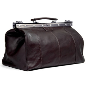 Braune Doktortasche aus Leder mit breiter Metallschliesse und Handgriff.