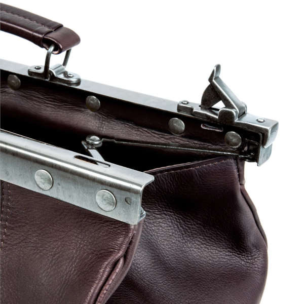 Braune Doktortasche aus Leder mit breiter Metallschliesse und Handgriff.