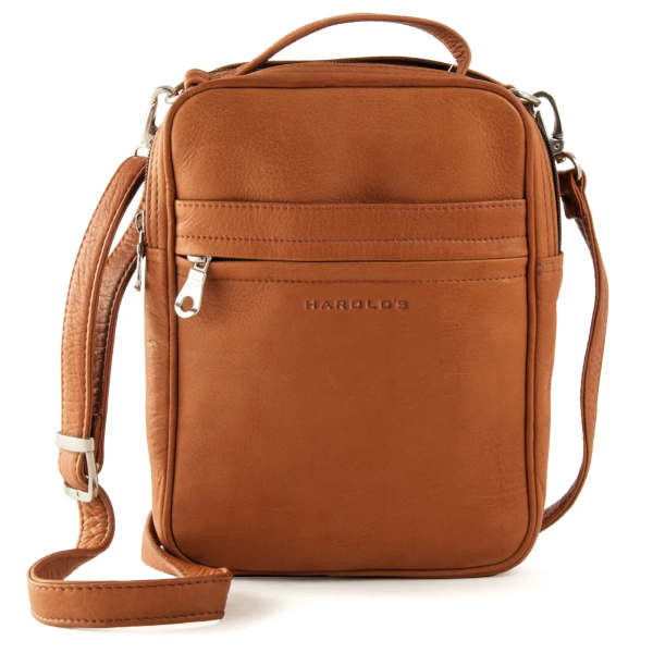 Harold's Country Messengerbag aus braunem Leder. Mit Vortaschen, Handgriff und abnehmbarem Schultergurt.