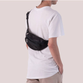 Mann mit Harold's Country Hip Bag aus schwarzem Leder.