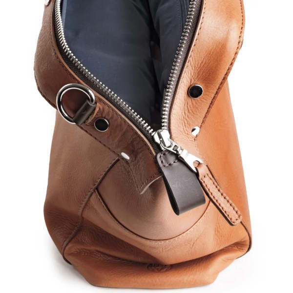 Harold's Country Reisetasche aus hellbraunem Leder. Detailansicht von Reissverschluss.