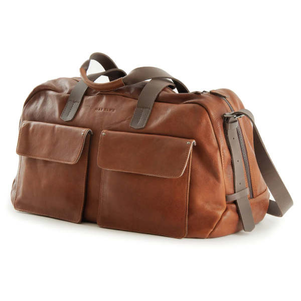 Seite der Ivy Lane Reisetasche mit zwei kleineren Vortaschen. Aus cognacfarbigem Leder.