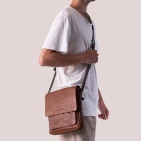 Mann mit hellbrauner Ivy Lane Tablet Messengerbag mit Schultergurt.