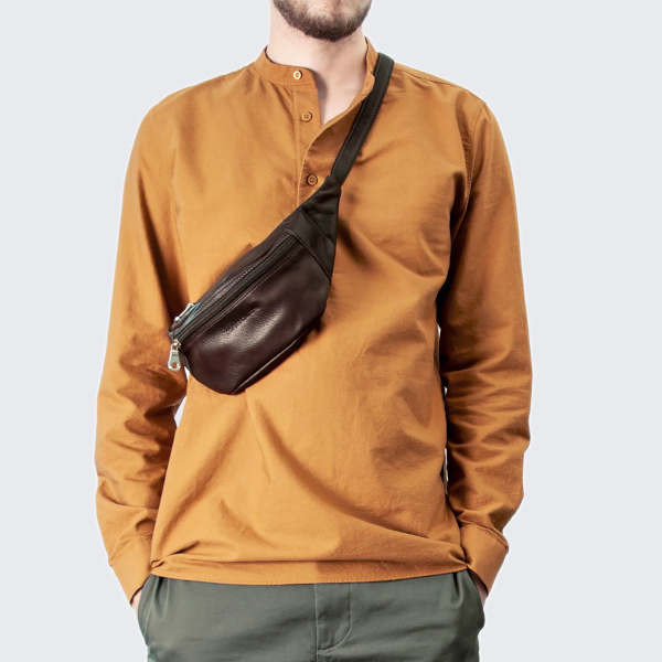 Mann mit brauner Country Hip Bag Plaid Bauchtasche, als Schultertasche getragen.
