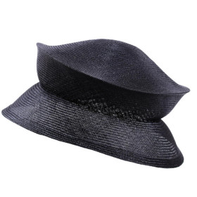 Damenhut aus glanzvollem Sisal-Stroh. Kann flach zusammengefaltet werden. Farbe: Schwarz.