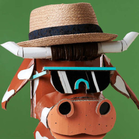 Kunstvolle Kuh-Papierpuppe mit Loquat Pork-Pie Strohhut