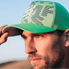 Sportler mit Compressport Trucker Cap in Summer Green