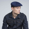 Modell mit navyblauer Kangol Tropic 504 Ventair Cap