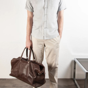 Mann mit brauner Caugio Weekender Ledertasche mit Handgriffen