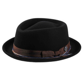 Pork Pie Regenhut mit gewachstem Hutband und Krone in Diamant Form. Farbe Schwarz.