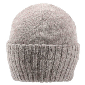 Strickmütze aus ungefärbter beiger Schafschurwolle. Mit breit umgeschlagenem Rand.