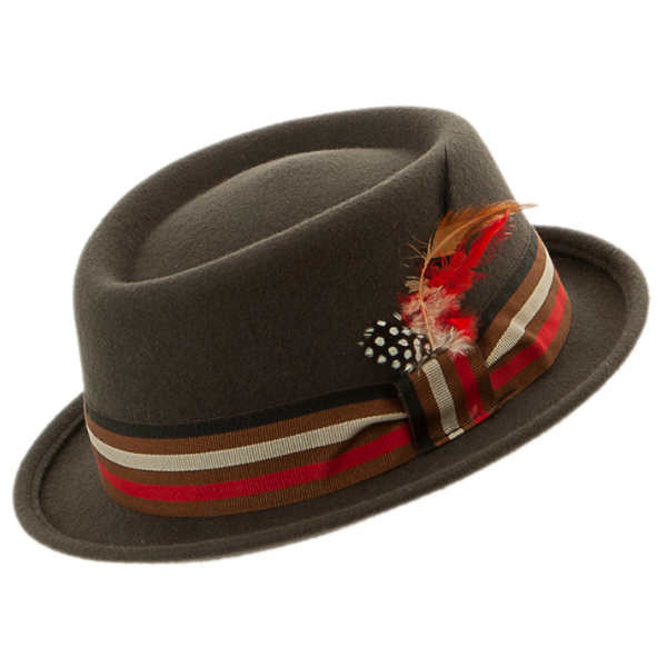Pork Pie Herrenhut mit braun-beige-rotem Hutband mit Federgesteck. Farbe Taupe.