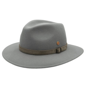 Hellgrauer Herrenhut mit breiter Krempe. Garnitur mit seitlicher Gürtelschnalle.