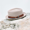 Pork Pie Regenhut mit gewachstem Hutband und Krone in Diamant Form. Farbe Beige.