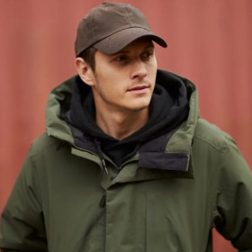 Mann mit brauner Baseballmütze Yim aus gewachster Baumwolle