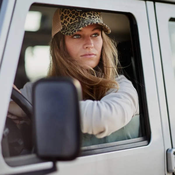 Modell mit Trucker Cap Walt mit Leopardenmuster