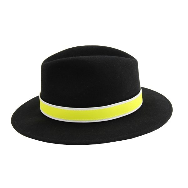 Hut Reflektierband in Gelb, auf schwarzem Hut befestigt
