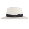 Heller Panamahut mit schwarzem Hutband