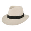 Heller Panamahut mit schwarzem Hutband