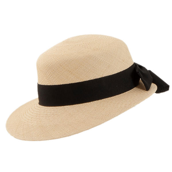 Damen-Panamahut Navassa aus weissem Panamastroh. Mit schwarzem Hutband. Krempe vorne lang, hinten kurz.