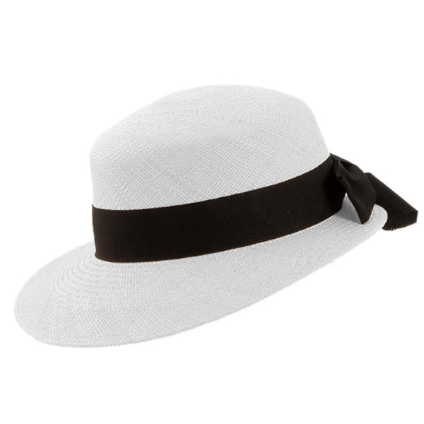 Damen-Panamahut Navassa aus weissem Panamastroh. Mit schwarzem Hutband. Krempe vorne lang, hinten kurz.