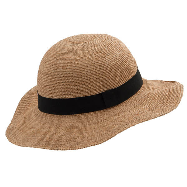 Damen Strohhut mit rundem Kopf und breiter Krempe aus naturefarbigem Stroh. Schwarzes Hutband.