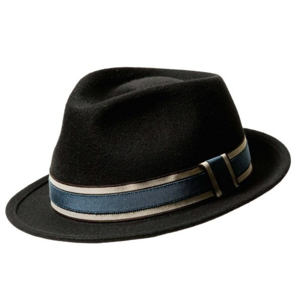 Trilby aus schwarzem Wollfilz mit weiss-blau-schwarz gestreiftem Hutband