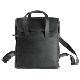 Vorderseite des schwarzen 2in1 Lederrucksacks mit Handgriffen und Vortasche.