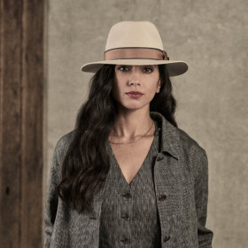 Weibliches Model mit Traveller Haarfilzhut "Jimmy"