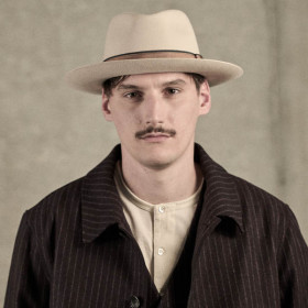 Männliches Model mit der Haarfilz Fedora "Brilliant" in der Farbe Elfenbein