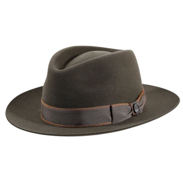 Männliches Model mit der Haarfilz Fedora "Brilliant" in der Farbe Elfenbein