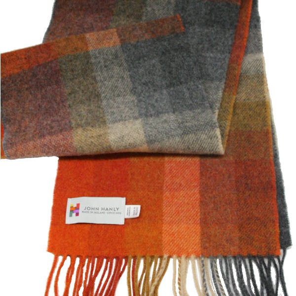 John Hanly Wollschal mit blau-blau-grünem Karomuster. Mit Fransen.