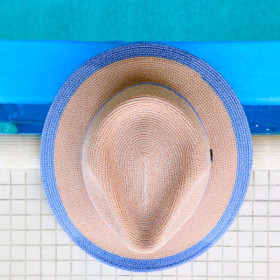 Zweifarbiger Fedora Hut in Nougat und Blau.