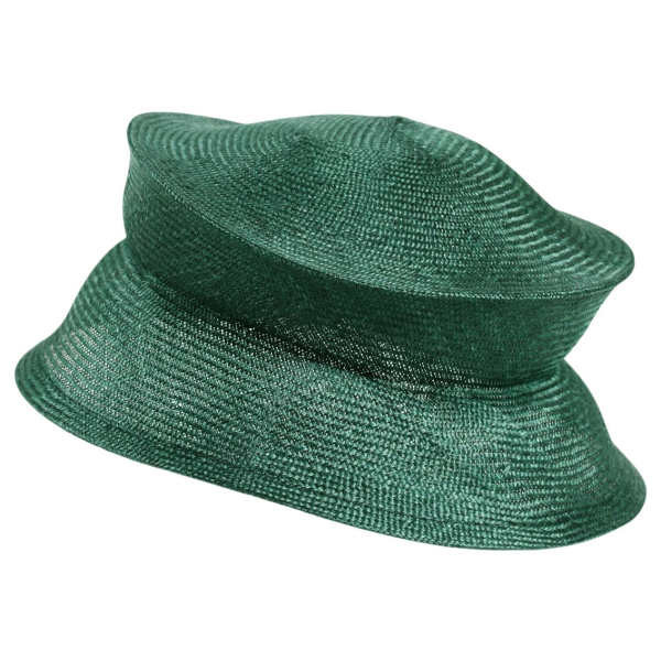 Damenhut aus glanzvollem Sisal-Stroh. Kann flach zusammengefaltet werden. Farbe: Swissblau.