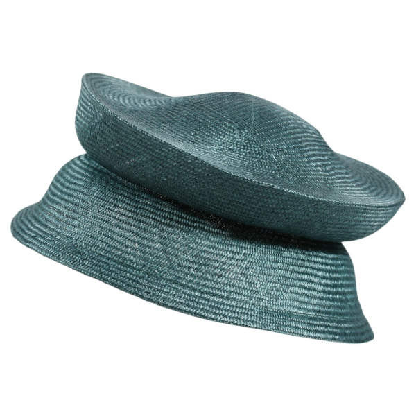Damenhut aus glanzvollem Sisal-Stroh. Kann flach zusammengefaltet werden. Farbe: Swissblau.