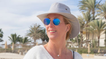 Frau mit UV-Schutz Hut