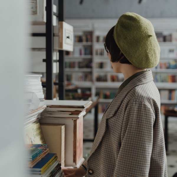 Frau mit Béret im Bücherladen