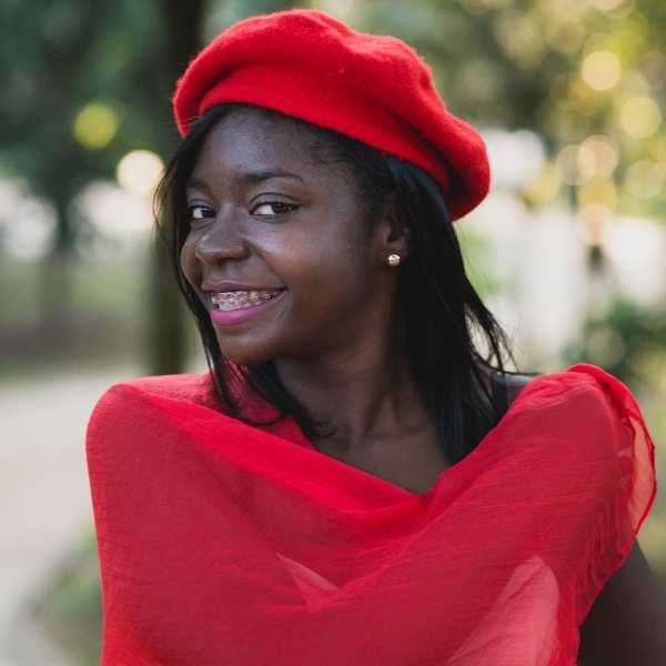 Junge Frau mit rotem Béret